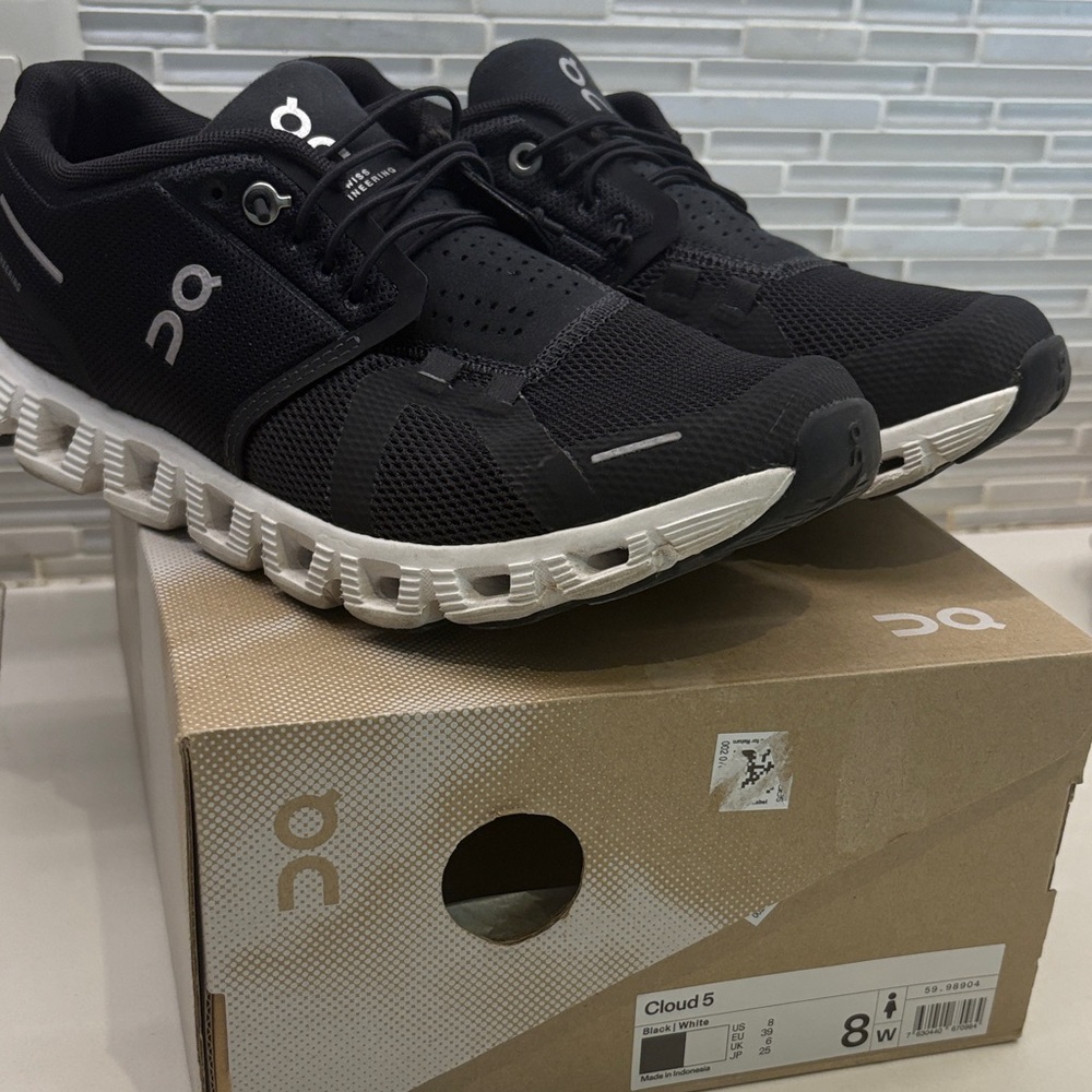 On Running Women’s  Black and White Cloud 5 Size 7 FLOOR SAMPLE